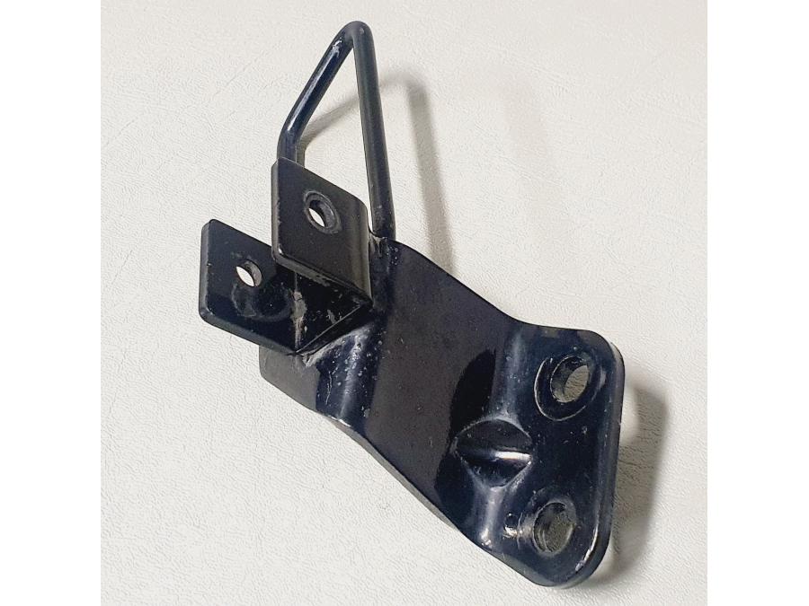 Höger sida på Fotpinnefäste från en Suzuki VL 800 -2001 motorcykel.