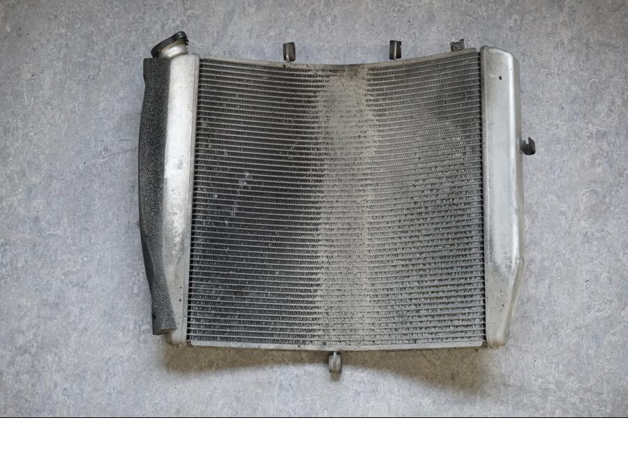 Framsidan på Vattenkyl från en Kawasaki ZX-10R -2008 motorcykel.