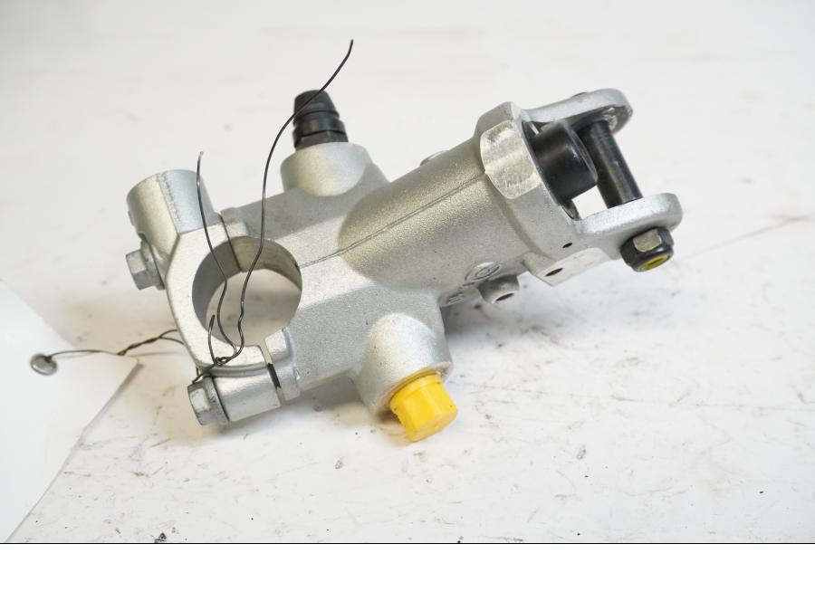 Baksidan på Bromshuvudcylinder från en KTM 990 Super Duke R -2010 motorcykel.