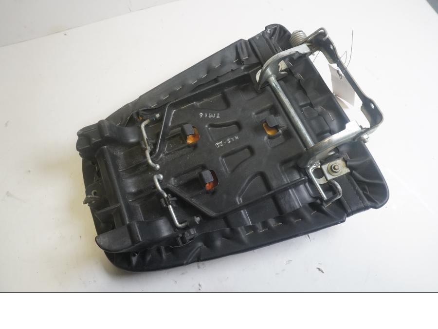 Vänster sida på Sadel från en Honda CBR 900 RR -1999 motorcykel.