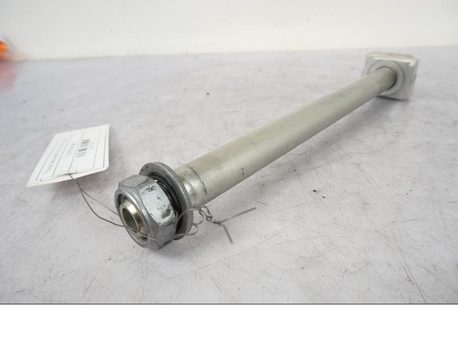 Höger sida på Axel från en Triumph Bonneville T120 -2021 motorcykel.