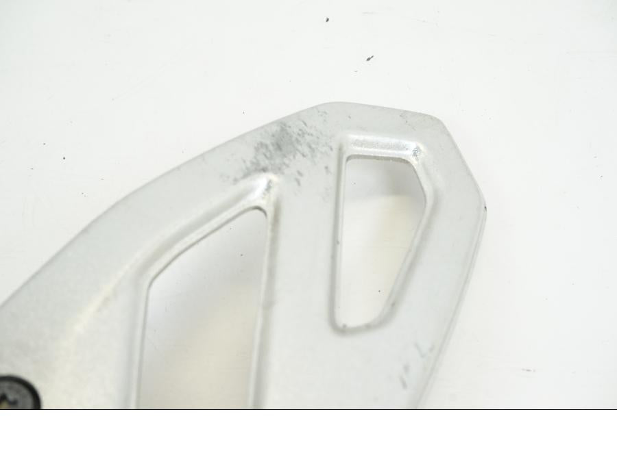 Höger sida på Fotpinnefäste från en BMW S 1000 XR -2019 motorcykel.