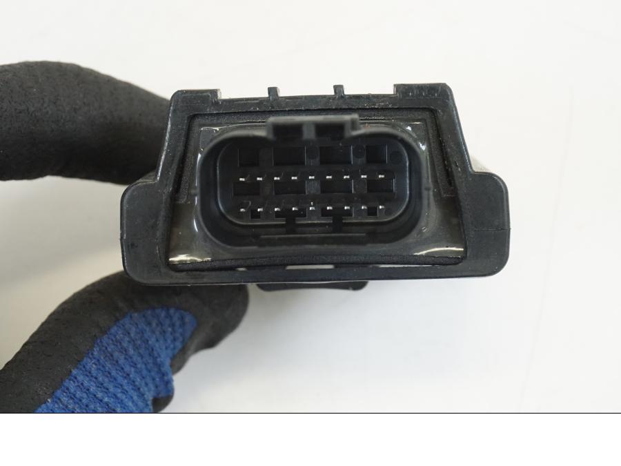 Snett nerifrån på ESA Control Unit från en Ducati Streetfighter V4 -2020 motorcykel.