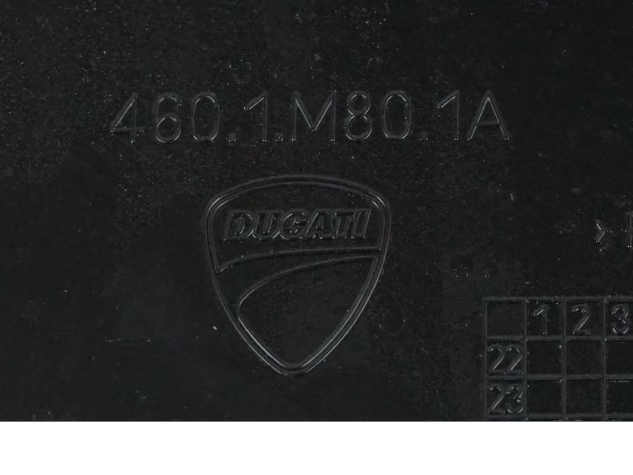 Höger sida på Sidopanel från en Ducati Desert X -2022 motorcykel.