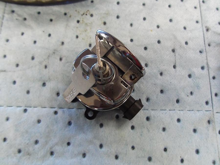 Framsidan på Tändningslås från en H-D Softail Deluxe / Nostalgia FLSTN -2011 motorcykel.