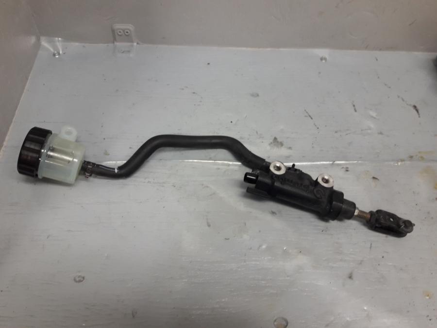 Framsidan på Bromshuvudcylinder från en Yamaha FZ-6 -2004 motorcykel.