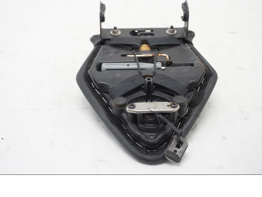 Höger sida på Sadel från en BMW S 1000 RR -2010 motorcykel.