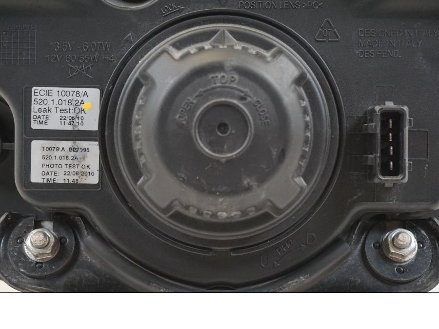 Extrabild2 på Strålkastare från en Ducati Streetfighter S -2011 motorcykel.