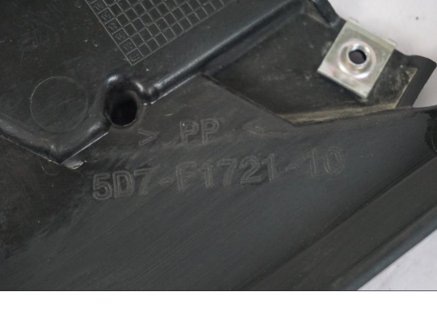 Snett nerifrån på Sidopanel från en Yamaha MT 125 -2017 motorcykel.