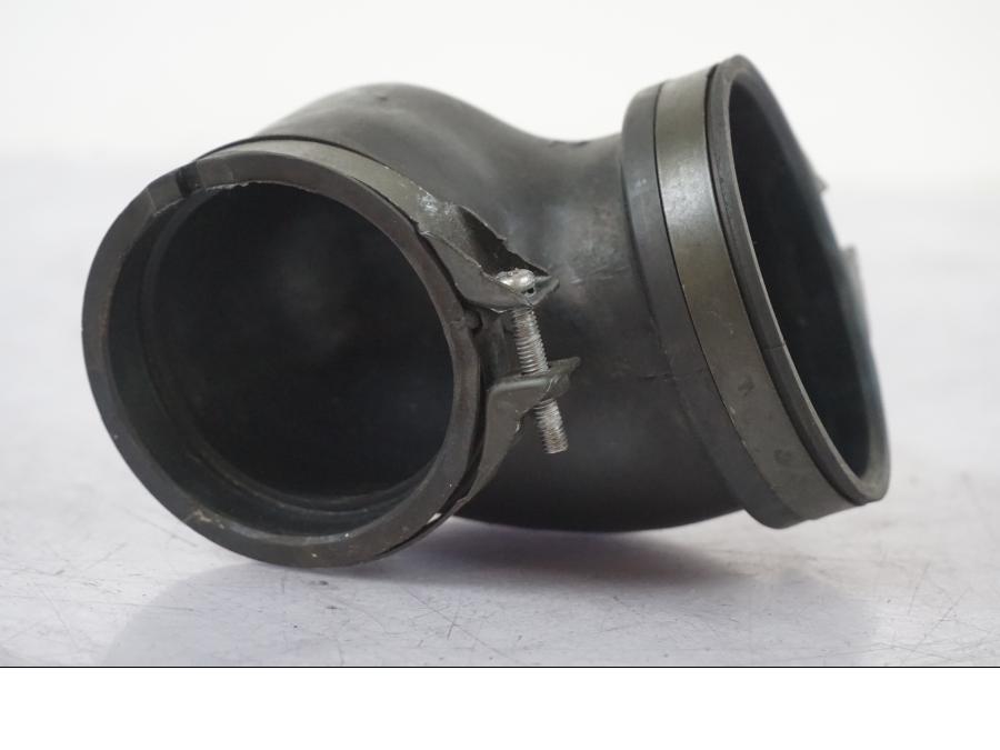 Vänster sida på Luftrör från en Yamaha XVS 1100 -2004 motorcykel.