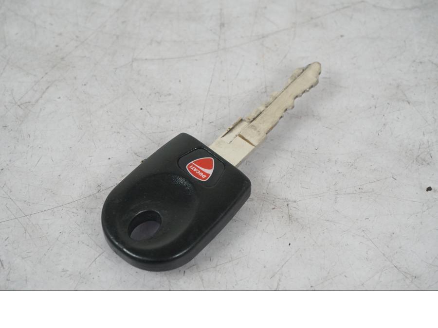 Snett nerifrån på Låssats från en Ducati Monster -2018 motorcykel.