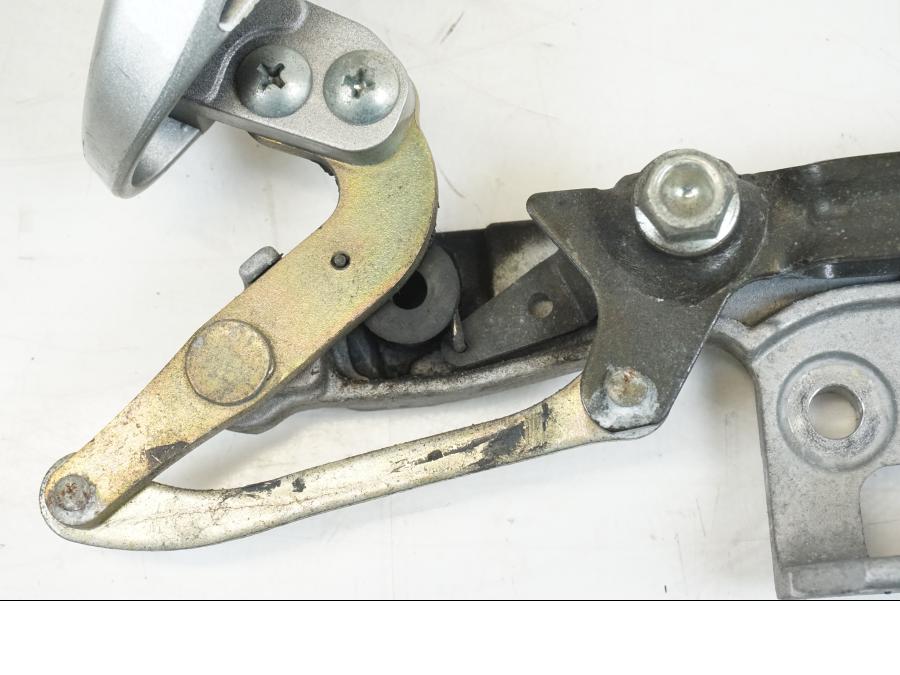 Snett nerifrån på Sidoväskhållare från en Honda ST 1300 -2002 motorcykel.