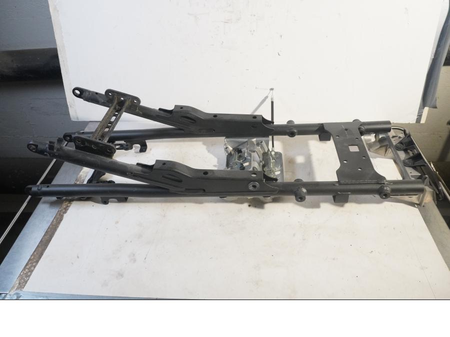 Höger sida på Bakram från en Yamaha MT-09 Tracer -2016 motorcykel.