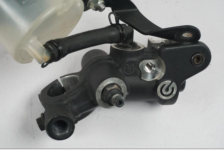 Snett nerifrån på Bromshuvudcylinder från en KTM 1290 Super Duke R -2015 motorcykel.