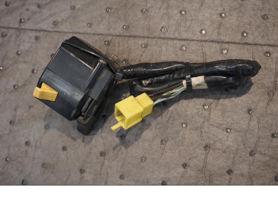 Baksidan på Styrelreglage från en Suzuki DR 650 -1997 motorcykel.