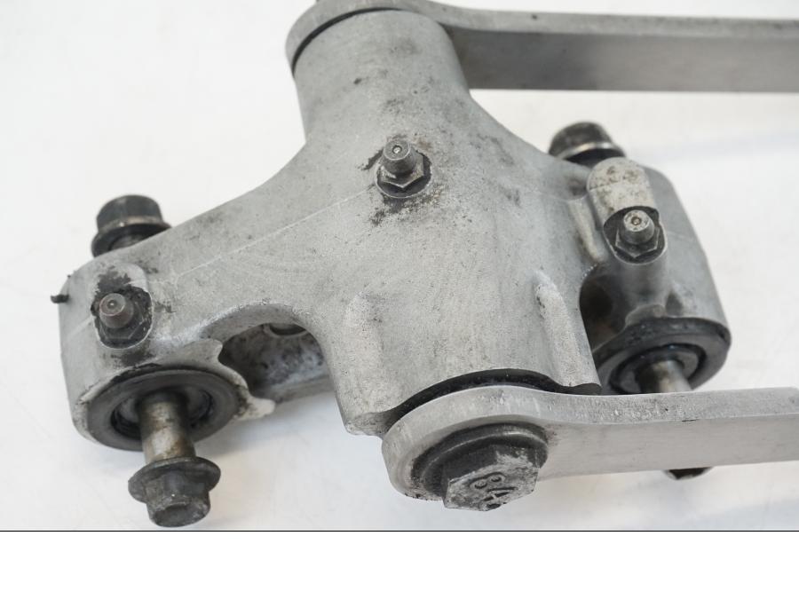 Extrabild1 på Stötdämparlänkage från en Kawasaki ZX-12R -2000 motorcykel.