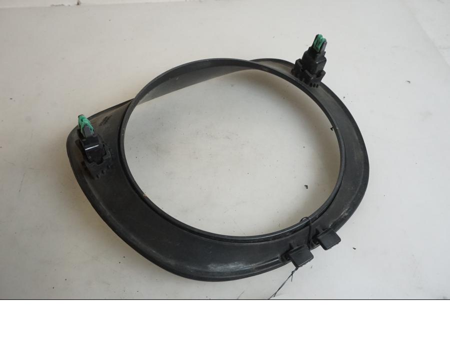 Höger sida på Strålkastarsarg från en Indian Chieftain Dark Horse -2019 motorcykel.