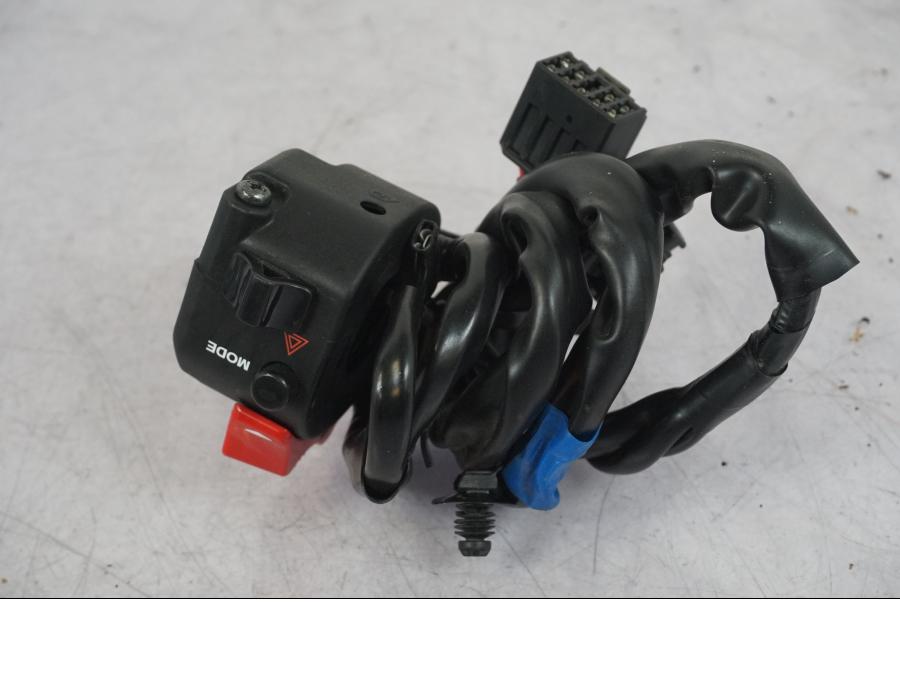 Snett uppifrån på Styrelreglage från en Yamaha MT-09 SP -2018 motorcykel.