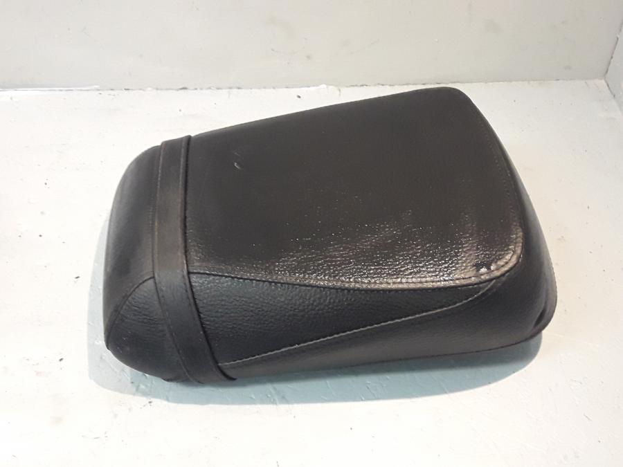 Baksidan på Sadel från en Suzuki VL 800 -2009 motorcykel.