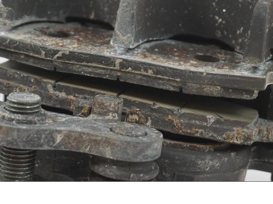 Snett nerifrån på Bromsok från en Suzuki SV 650 S -2005 motorcykel.