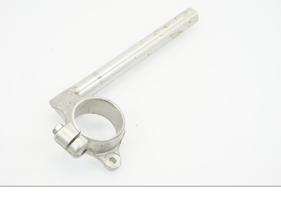 Snett nerifrån på Styre från en Suzuki TL 1000 R -1999 motorcykel.