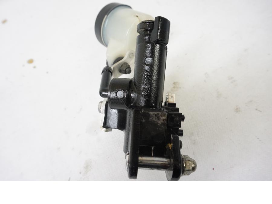 Vänster sida på Bromshuvudcylinder från en Honda CBR 900 RR -1997 motorcykel.