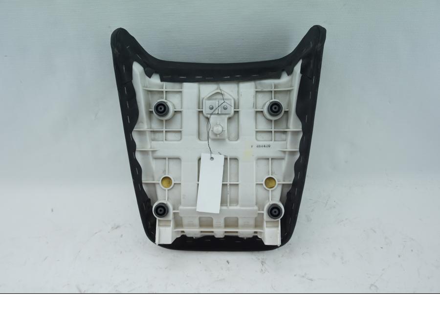 Snett nerifrån på Sadel från en Yamaha FJR 1300 -2005 motorcykel.