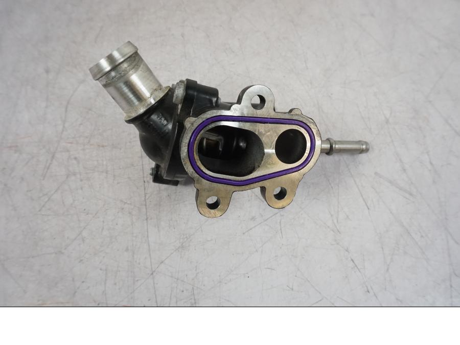 Vänster sida på Vattentermostathus från en BMW F 750 GS -2020 motorcykel.