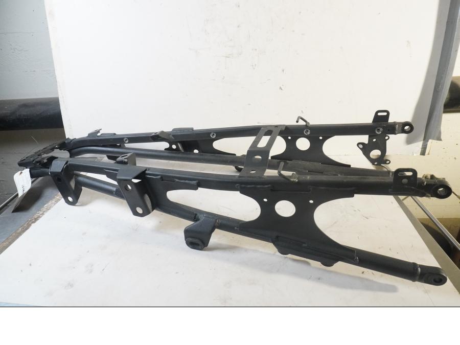 Vänster sida på Bakram från en Triumph Sprint GT -2011 motorcykel.