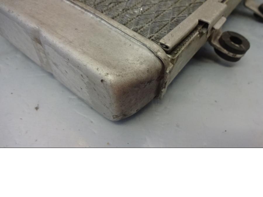 Höger sida på Vattenkyl från en Honda VTR 1000 F -1997 motorcykel.