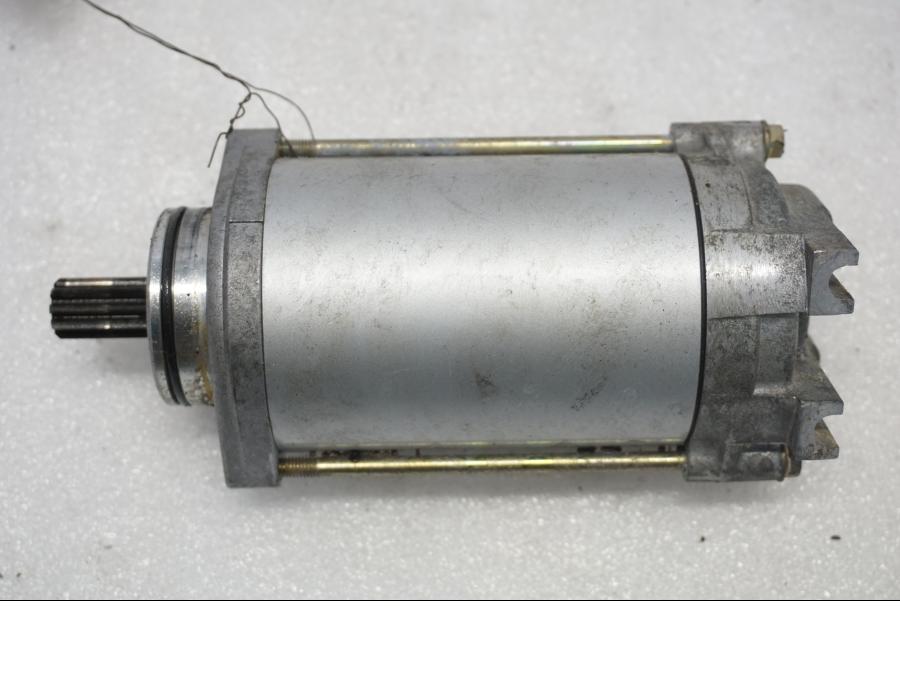 Höger sida på Startmotor från en Suzuki VL 800 -2004 motorcykel.