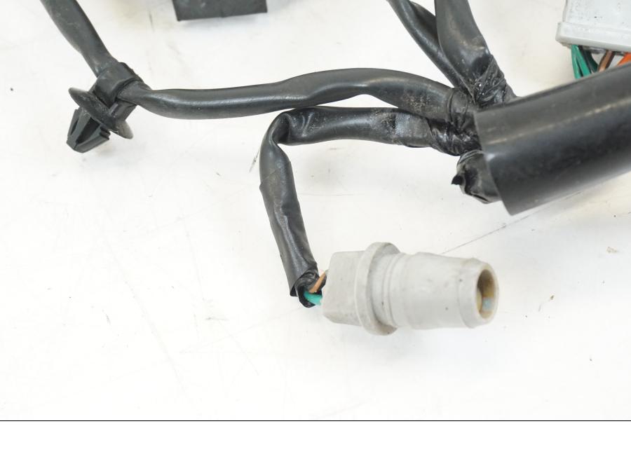 Snett nerifrån på Kablage från en Honda CB 600 F -2008 motorcykel.