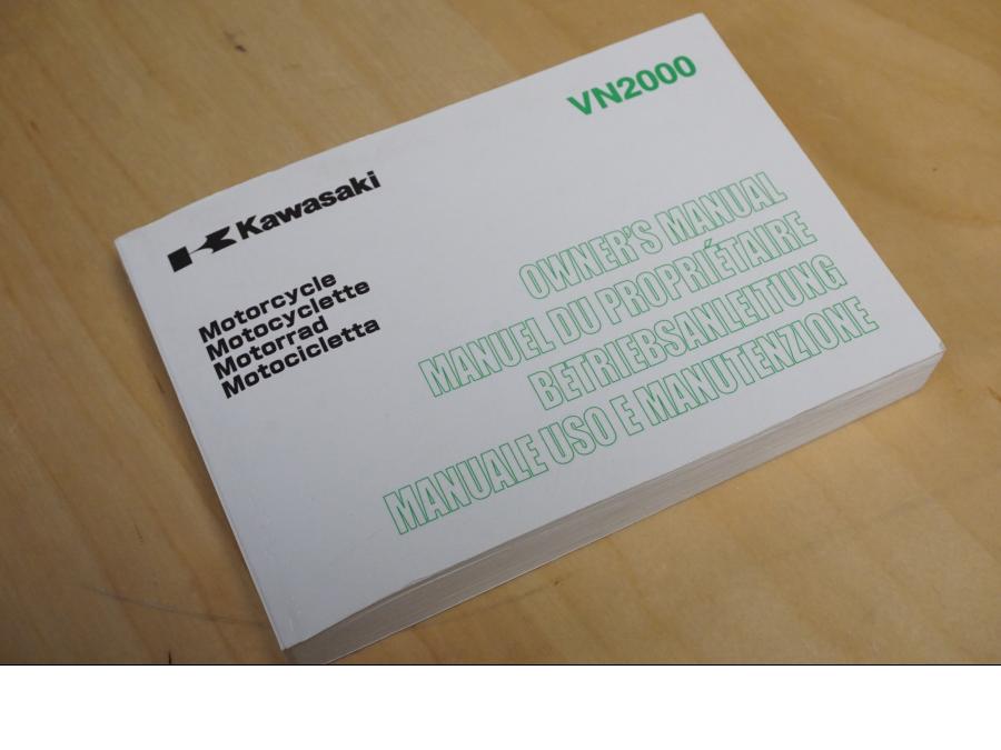 Framsidan på Instruktionsbok från en Kawasaki VN 2000 -2004 motorcykel.