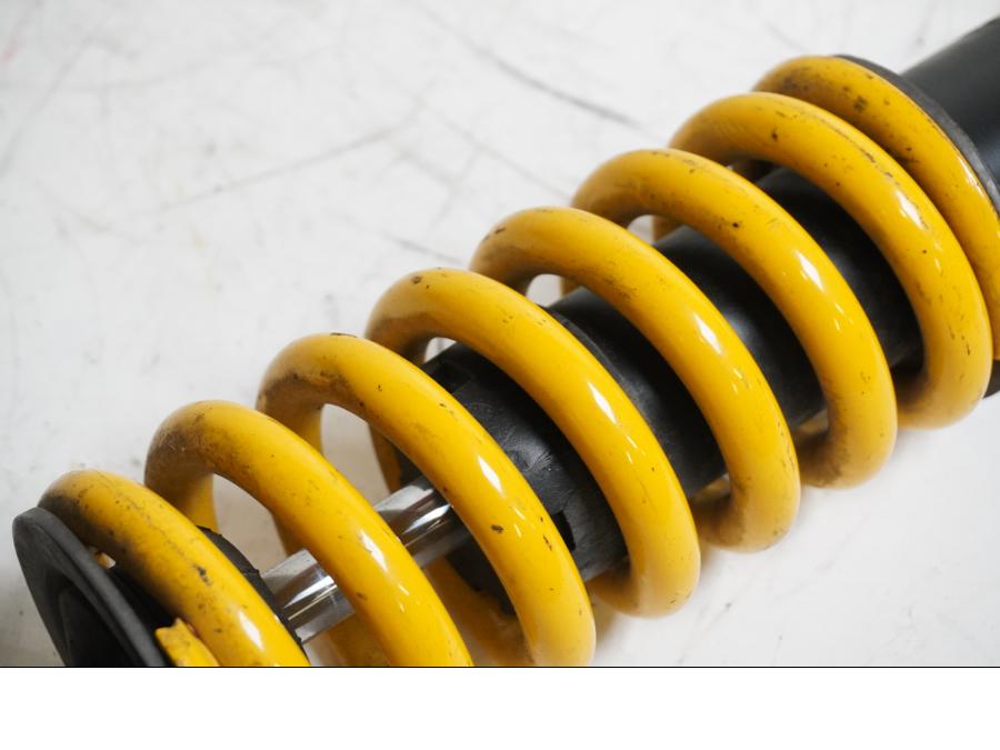 Snett uppifrån på Stötdämpare från en Yamaha YZF-R 125 -2009 motorcykel.