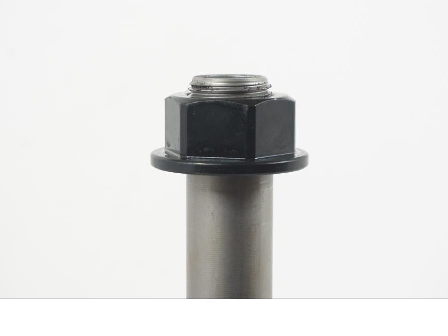 Snett uppifrån på Axel från en KTM 1290 Super Duke R -2022 motorcykel.