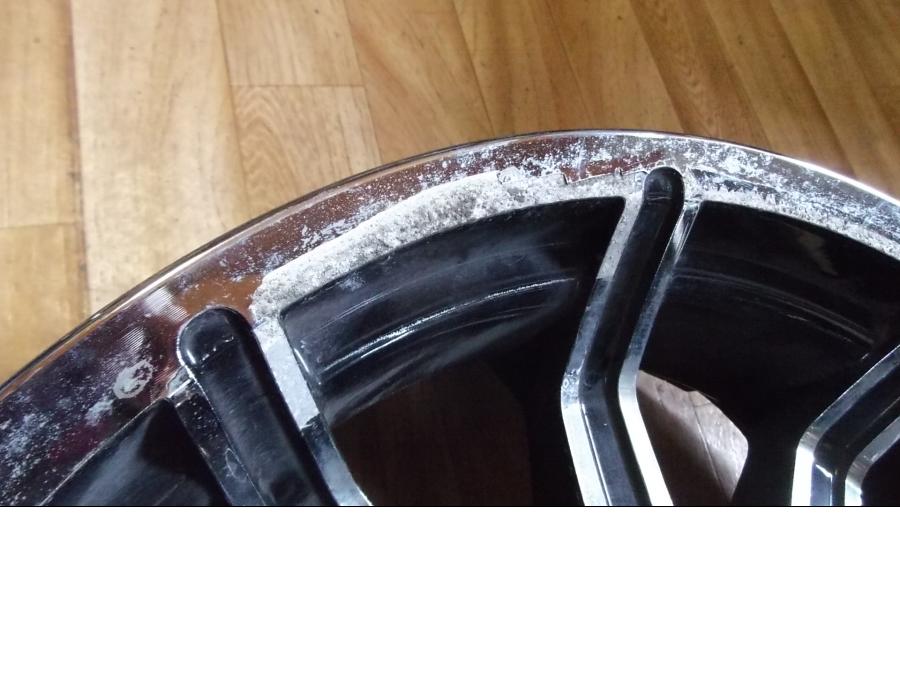 Baksidan på <p>Fälg bak från en HD Street Glide FLHX, kromsläpp, 16"x5.00</p>
<p>Eftermarknad fälg</p> motorcykel.