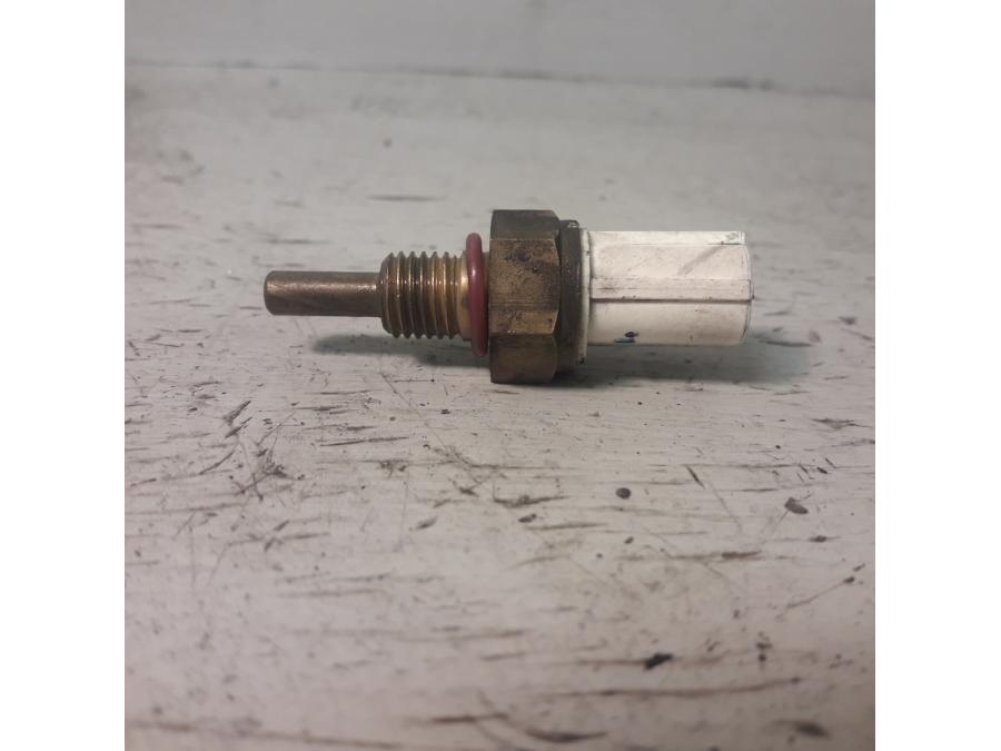 Framsidan på Vattentermostatgivare från en Kawasaki VN 900 -2007 motorcykel.