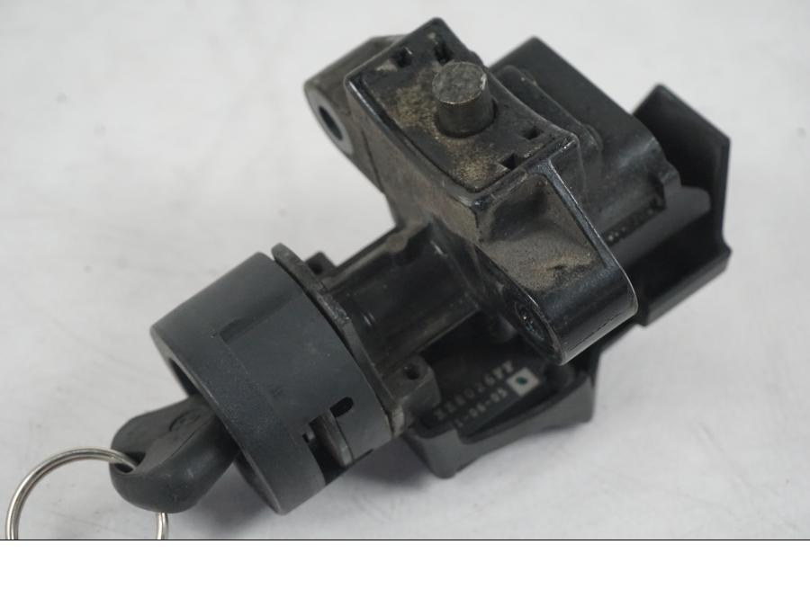 Extrabild6 på <p>Låssats från BMW R 1200 GS 2006.</p>
<p>1st nyckel, plastnyckel, tändningslås, sadellås och tanklock.</p>
<p>Repor finns på tanklocket se bild.</p> motorcykel.