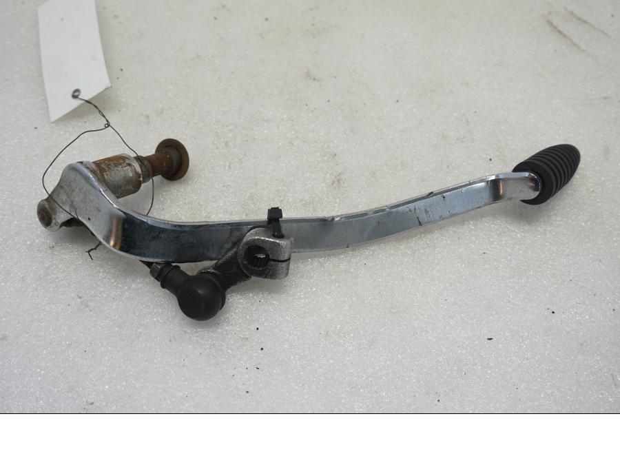 Baksidan på Växelpedal från en Suzuki VL 800 -2004 motorcykel.