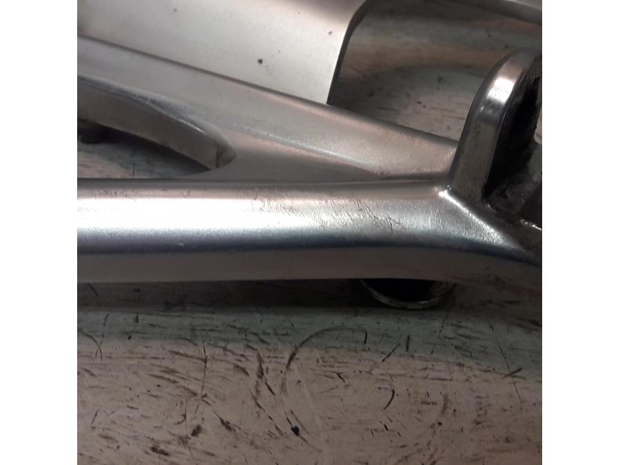 Baksidan på Fotpinnefäste från en Triumph Daytona 675 -2009 motorcykel.