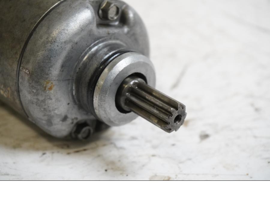 Baksidan på Startmotor från en Husaberg FS 650 E -2003 motorcykel.