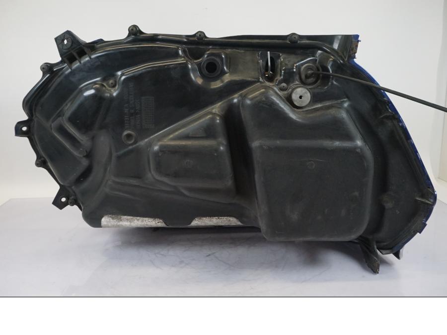 Extrabild5 på <p>Sidoväska höger från Honda GL 1800 A 2001.</p>
<p>Låsmekanismen är sönder går ej att "låsa"</p>
<p>Locket åker upp så fort du stänger.</p>
<p>Repor finns samt att det saknas en del av kromlisten se bilder. Blinkers. Okej skick.</p> motorcykel.