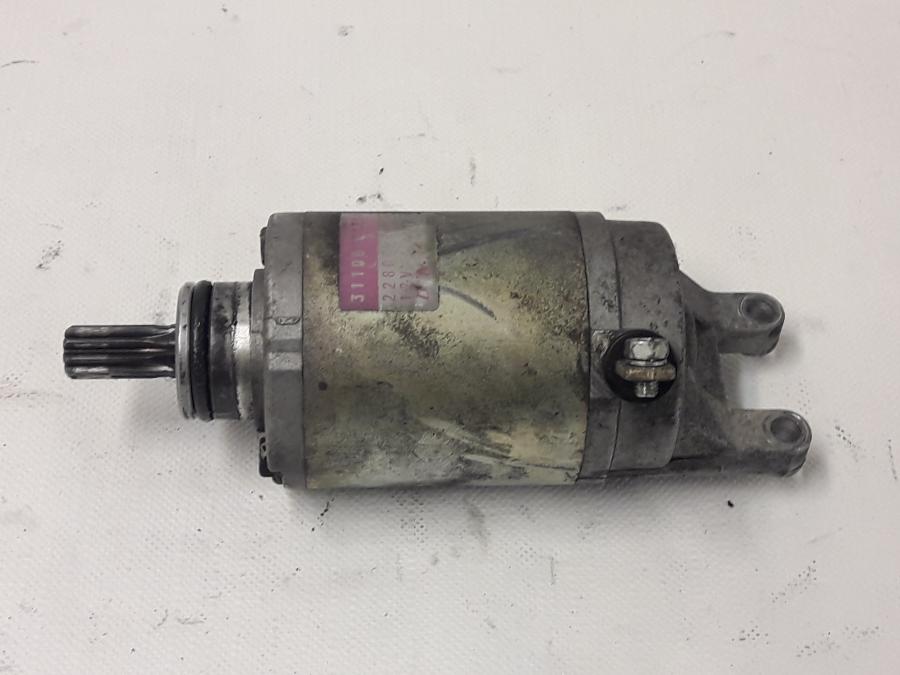 Framsidan på Startmotor från en Suzuki GSX-R 600 -1998 motorcykel.