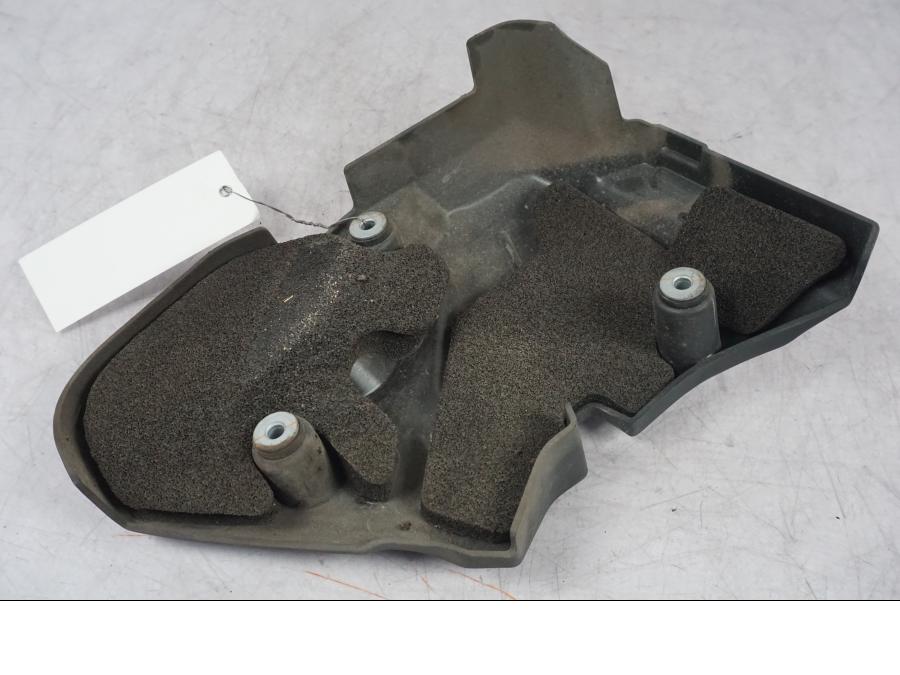 Snett uppifrån på Motorkåpa från en Suzuki GSF 1250 -2010 motorcykel.