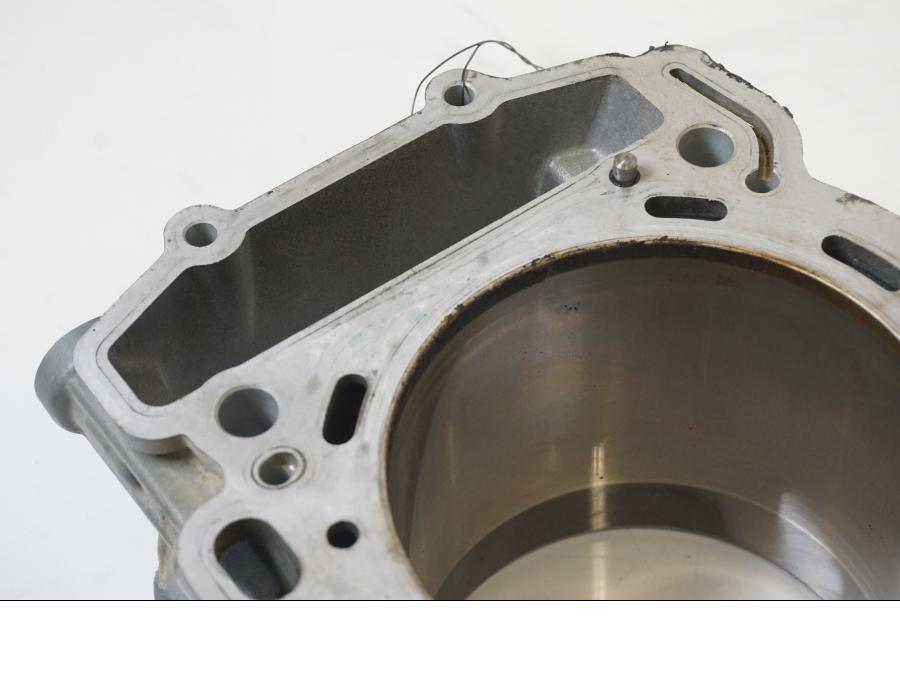 Snett uppifrån på Cylinder från en KTM 1190 Adventure -2015 motorcykel.