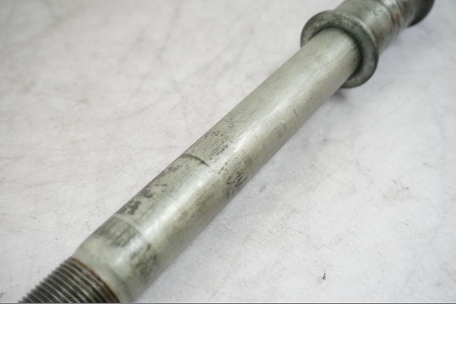 Vänster sida på Axel från en Kawasaki VN 1500 Mean Streak -2002 motorcykel.