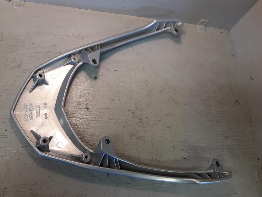 Baksidan pÄ Passagerarhandtag frÄn en Yamaha Cygnus -2007 motorcykel.