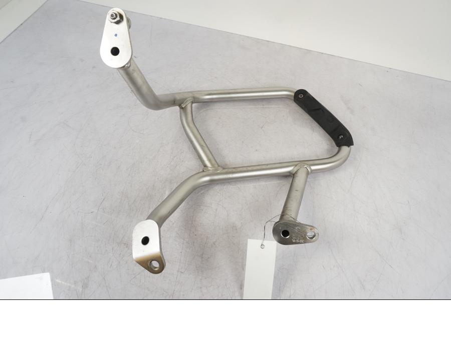 Snett uppifrÄn pÄ MotorskyddsbÄge frÄn en BMW R 1250 GS -2023 motorcykel.