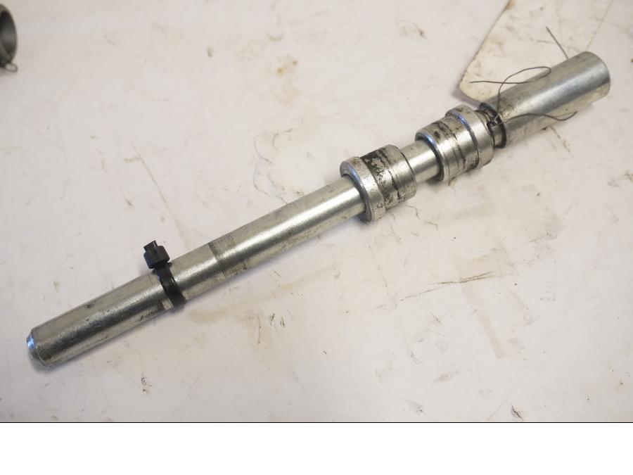 Framsidan på Axel från en KTM 125 Duke -2013 motorcykel.