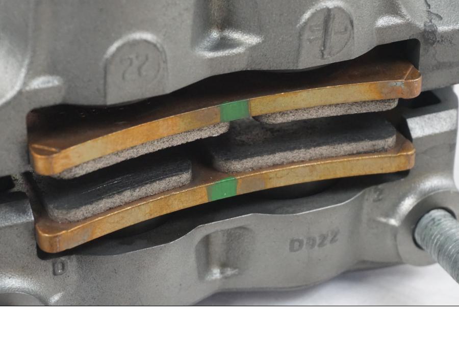 Snett nerifrån på Bromsok från en KTM 1290 Super Duke R EVO -2023 motorcykel.